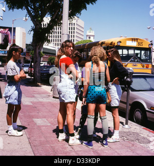 Archivfoto der Gruppe von Jugendlichen High School Mädchen tragen 1989 1990 Mode stehen in der Straße mit einem gelben amerikanischen Schulbus in Westwood Village Los Angeles LA California USA KATHY DEWITT Stockfoto