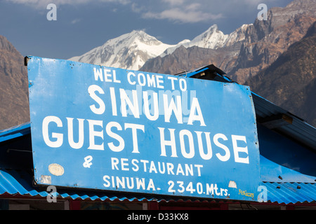 Ein Teehaus lodge auf dem Annapurna Base Camp Trek unter Machapuchare, Himalaya, Nepal. Stockfoto