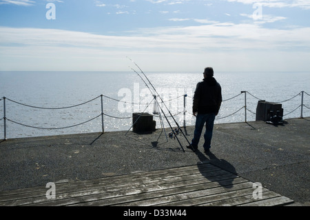 Mann, Angeln im Meer auf Clacton Pier, England, UK Stockfoto