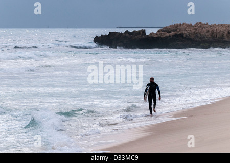 Trigg Beach, Perth, Western Australia - mit Surfer im Abendlicht Stockfoto