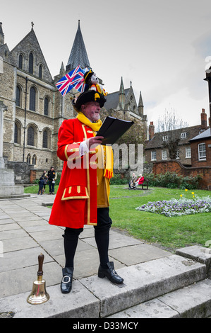 Ausrufer des Rochester stehen außerhalb der Kathedrale, Rochester, Kent, UK Stockfoto