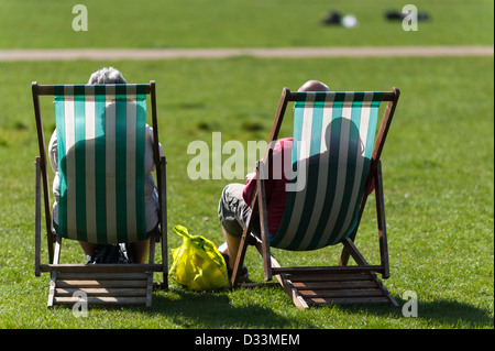 Senioren in Liegestühlen im Hyde Park, London an einem Sommertag Stockfoto