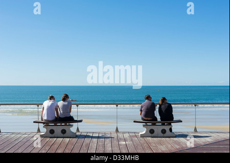 Zwei Paare sitzen am Strand von Mooloolaba in Queensland, Australien Stockfoto