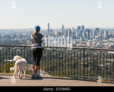 Stadt von Brisbane, Queensland, Australien - Frau mit Hund, Blick vom Mount Coot-Tha Aussichtspunkt Stockfoto