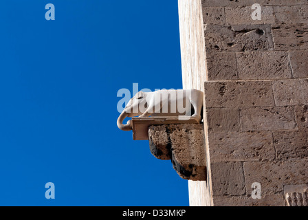 Elefanten-Statue am Eingang des Elefanten Turm, im Castello von Cagliari, Sardinien Stockfoto