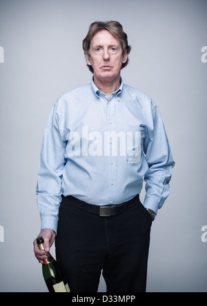 Erfolgreicher Mann mittleren Alters professionelle mit Champagner-Flasche Stockfoto