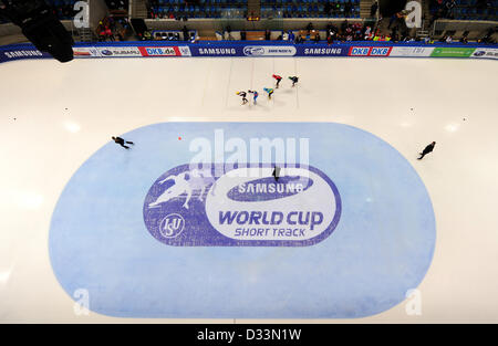 Short-Track-Skater antreten in der 1.500-Meter-Hitze der Eisschnelllauf-WM in der EnergieVerbund Arena in Dresden, Deutschland, 8. Februar 2013. Die WM findet bis zum 10. Februar. Foto: Thomas Eisenhuth Stockfoto