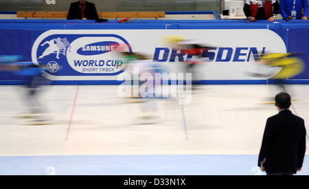 Short-Track-Skater antreten in der 1.500-Meter Finallauf der Eisschnelllauf-WM in der EnergieVerbund Arena in Dresden, Deutschland, 8. Februar 2013. Die WM findet bis zum 10. Februar. Foto: Thomas Eisenhuth Stockfoto