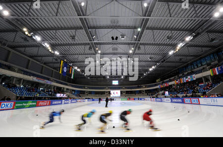 Short-Track-Skater antreten in eine 1.000-Meter-Hitze von der Eisschnelllauf-WM in der EnergieVerbund Arena in Dresden, Deutschland, 8. Februar 2013. Die WM findet bis zum 10. Februar. Foto: Thomas Eisenhuth Stockfoto