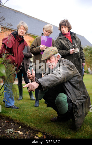 Der Gärtner Roddy Llewellyn mit einem Damen Gartenarbeit Gruppe in Ihrer Nähe Shipston auf Stour wo er Garten Demonstrationen und Kurs läuft Stockfoto