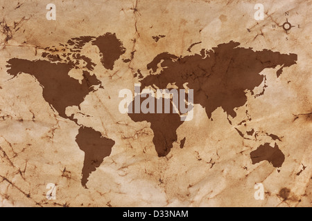 Alte Weltkarte auf zerknittert und voller Flecken Sepia gefärbt Pergamentpapier. Stockfoto
