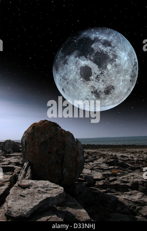 Felsbrocken in felsigen Landschaft des Burren im County Clare Irland mit hellen Mond am Nachthimmel Stockfoto