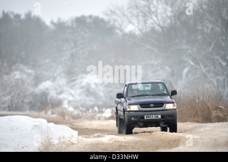 Ein Pick up Truck im verschneiten Bedingungen auf die A46 in Gloucestershire UK Jan 2013 Stockfoto