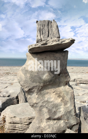 Felsbrocken in felsigen Landschaft des Burren im County Clare Irland Stockfoto