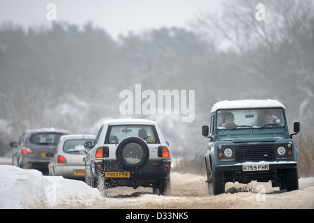 Einen Land Rover Defender geht andere Verkehrsteilnehmer im Schnee auf die A46 in Gloucestershire UK Jan 2013 Stockfoto