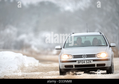 Ein Familienauto im verschneiten Bedingungen auf die A46 in Gloucestershire UK Jan 2013 Stockfoto