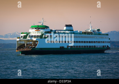 Washington State ferry in Elliott Bay mit der Olympischen Berge in der Ferne Stockfoto