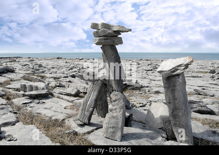 Felsbrocken in felsigen Landschaft des Burren im County Clare Irland Stockfoto