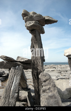 Felsbrocken in felsigen Landschaft des Burren im County Clare Irland Stockfoto