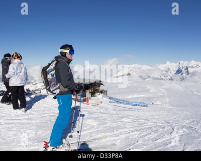 Männlichen Skifahrer auf Les Grandes Platieres im Le Grand Massif Skigebiet der französischen Alpen bei Flaine 1600 - 2500, Rhone-Alpes, Frankreich Stockfoto