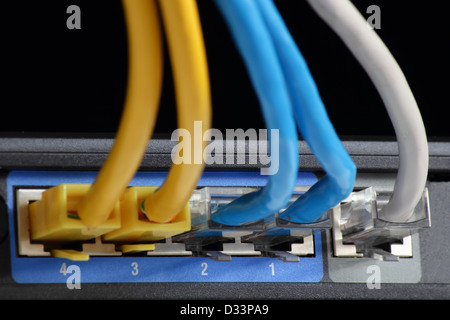 IT-Netzwerk mit Kabel in verschiedenen Farben Stockfoto