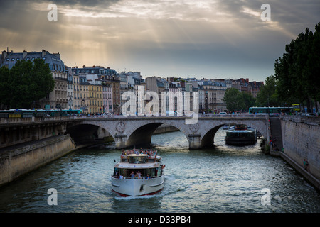 Sightseeing-Boot auf der Seine in Paris, Frankreich Stockfoto