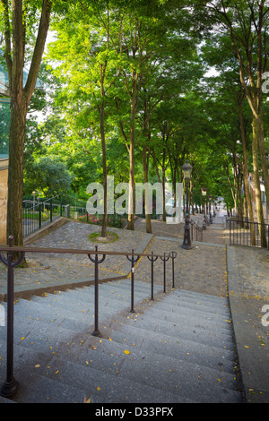 Treppen nach unten von der Butte Montmartre in Paris Stockfoto