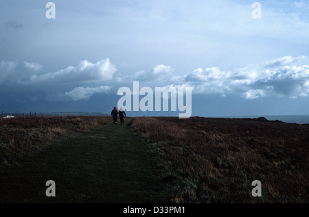 Paare, die auf Land Weg, Seaford Kopf, Beachy Head, Sussex, Großbritannien Stockfoto