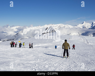 Skifahrer Ski blau laufen auf Les Grandes Platieres im Skigebiet Le Grand Massif mit Bergen in den französischen Alpen. Flaine, Frankreich Stockfoto