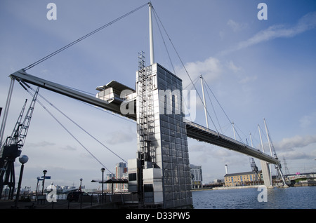 Die Fußgängerbrücke über die Royal Victoria Dock in Londons Docklands. Stockfoto