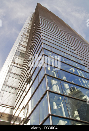 Heron-Tower, City of London, mit der Gurke spiegelt sich in den Fenstern. Stockfoto