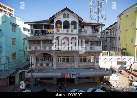 Eine indische 1930er Jahren erbaute Haus in der Innenstadt von Dar Es Salaam, Tansania. Stockfoto