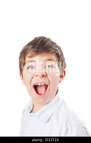 Europäische Junge im weißen Hemd, schreien Stockfoto