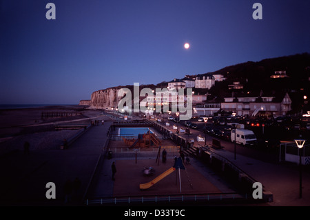 Veules Les Roses, Normandie, Nacht, Vollmond Dorf am Meer Stockfoto