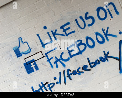 Like uns auf Facebook-Aufruf zum Handeln auf eine Mauer gemalt. Stockfoto