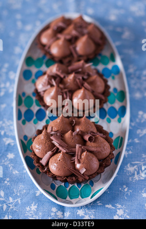 Kuchen mit Banane, Karamell, Erdnüssen, gesalzenem Karamell Ganashe und Mousse au Chocolat Stockfoto