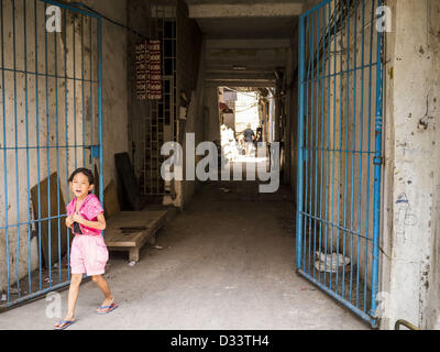 31. Januar 2013 - Phnom Penh, Kambodscha - ein Mädchen verlässt ein Mietshaus von Phnom Penh. (Bild Kredit: Jack Kurtz/ZUMAPRESS.com ©) Stockfoto