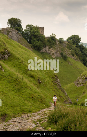 Einzelne Person zu Fuß in Cave Dale Peveril Schloß im Hintergrund Derbyshire Peak District England Stockfoto