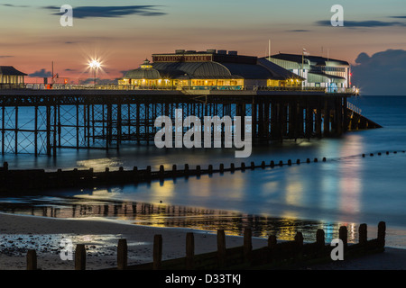 Cromer Pier bei Nacht mit Licht spiegelt sich in das Meer Norfolk East Anglia, England Stockfoto