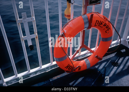 Rettungsring auf Reling auf Cross-Channel-Fähre Newhaven - Dieppe Stockfoto