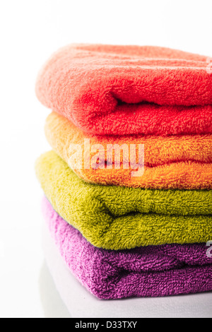 Stapel von farbenfrohe Handtücher isoliert auf weiss Stockfoto