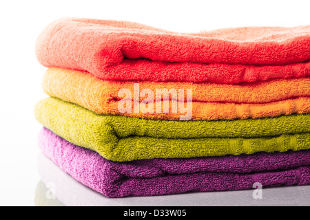 Stapel von farbenfrohe Handtücher isoliert auf weiss Stockfoto