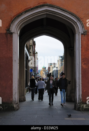 Blick nach Westen entlang der Argyle Street durch den Torbogen des Teatro Tron Stockfoto