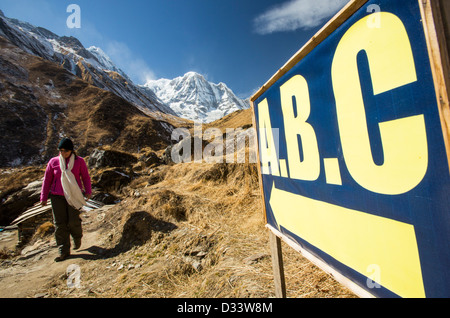 Annapurna Süd-Gipfel mit einem Schild in Richtung Annapurna Base Camp, Annapurna Sanctuary, Himalaya, Nepal. Stockfoto