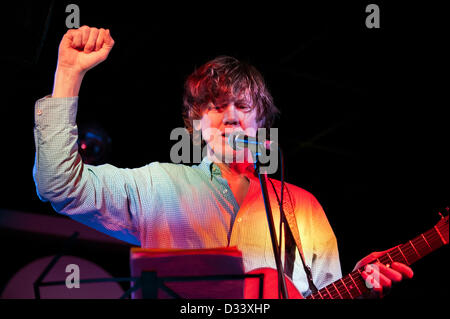 Thurston Moore, früher von US-Alternative-Rock-Band Sonic Youth, erklingt in der Glee Club, Birmingham, UK, 7. Februar 2013. Stockfoto