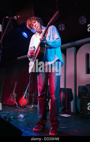 Thurston Moore, früher von US-Alternative-Rock-Band Sonic Youth, erklingt in der Glee Club, Birmingham, UK, 7. Februar 2013. Stockfoto