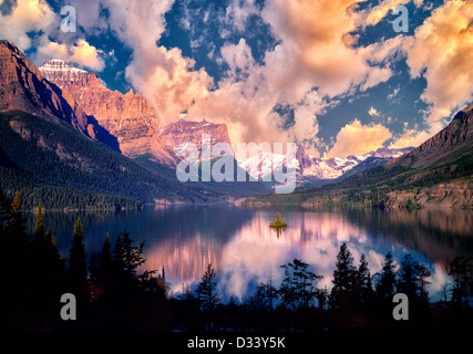 Wild Goose Island und Saint Mary Lake mit Sonnenaufgang und Wolken Glacier National Park, Montana. Stockfoto