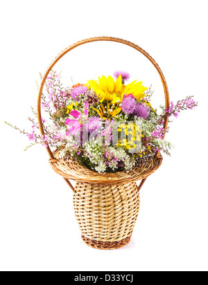 Bouquet von Wiesenblumen und Sonnenblumen im Korb isoliert Stockfoto