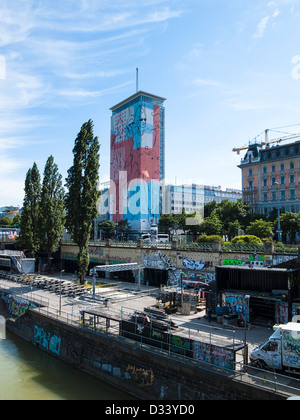 Donauufer mit Graffiti und Wolkenkratzer in Wien im sonnigen Tag Stockfoto