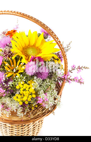 Bouquet von Wiesenblumen und Sonnenblumen im Korb isoliert Stockfoto